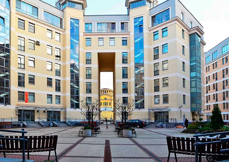 у Ростральных колонн