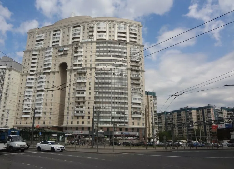 Дом у Комендантской площади