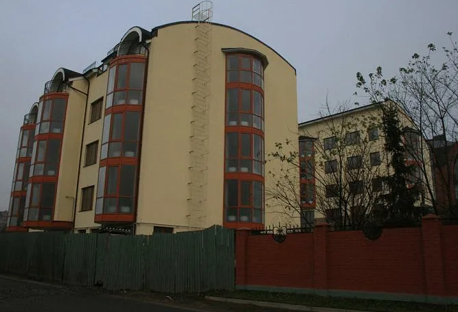 Дом на склоне